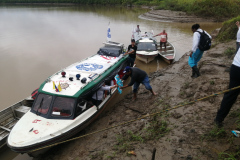 Viajamos a las comunidades en barcos, coches 4x4 y aviones a zonas de difícil acceso.