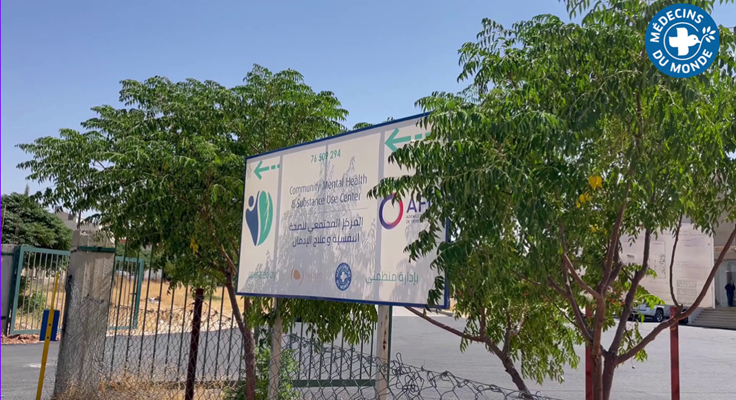 A multidisciplinary medical and social team and beneficiaries who support each other