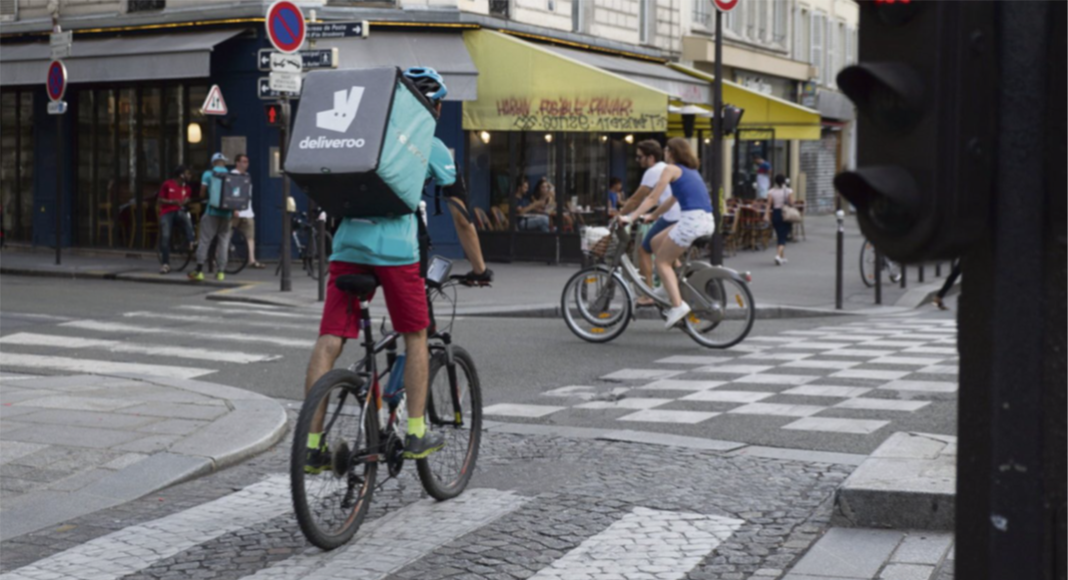 « Chaque jour, je mets du coton entre mon caleçon et mon pantalon » : l’intimité blessée des livreurs à vélo