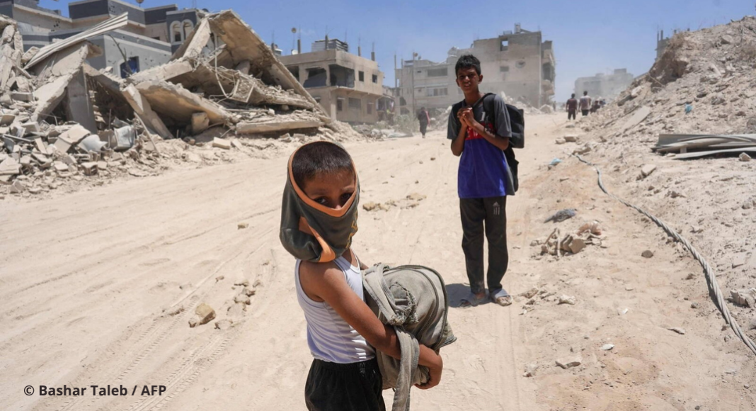 Journal d’une Gazaouie « La mer, son sable, ses délicieux poissons, nos rassemblements et nos rires me manquent » Des enfants palestiniens déplacés dans les environs de Khan Younès, le 30 juillet. (Bashar Taleb/AFP)
