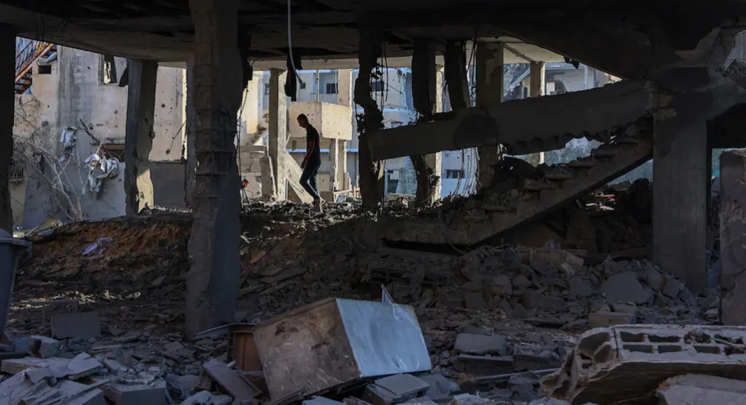 Nour’s diary, our psychologist in Gaza : « I heal, I break, I hold, I fall apart » In the rubble of a house destroyed by an Israeli strike in Beit Lahia, in the northern Gaza Strip, on 23 July. (Omar Al-Qattaa/AFP)