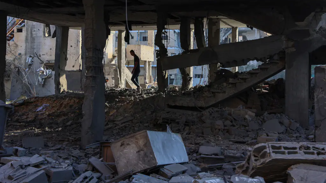 Dans les décombres d'une maison détruite par une frappe israélienne à Beit Lahia, dans le nord de la bande de Gaza, le 23 juillet. (Omar Al-Qattaa/AFP)