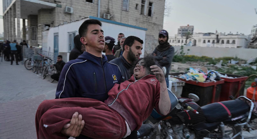 Journal de bord de Nour, notre psychologue à Gaza : « Une peur comme jamais auparavant m’envahit » Des Palestiniens blessés dans un bombardement de l'armée israélienne, dans la ville de Gaza le 3 avril 2025. (Jehad Alshrafi/AP)