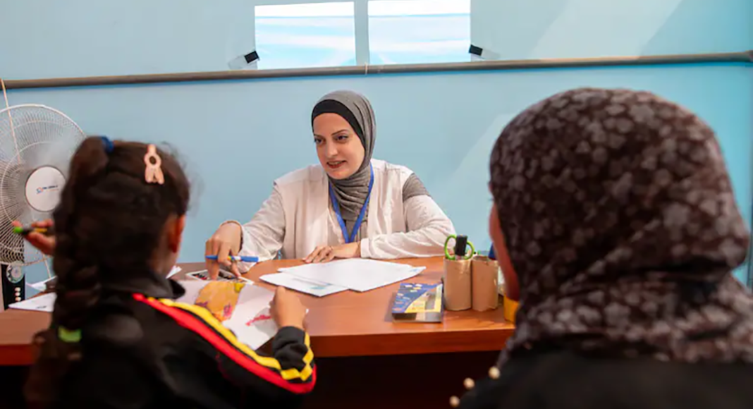 Journal de bord de Nour, notre psychologue à Gaza: « Un simple repas en famille devient une victoire sur le chaos » La psychologue Nour Z. Jarada dans le camp de Deir el-Balah, à Gaza, le 5 octobre 2024. (Jehad Al Shrafi/Libération)