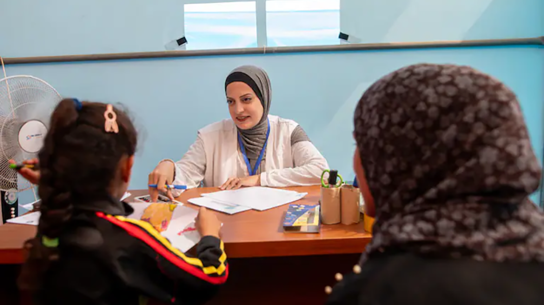 La psychologue Nour Z. Jarada dans le camp de Deir el-Balah, à Gaza, le 5 octobre 2024. (Jehad Al Shrafi/Libération)