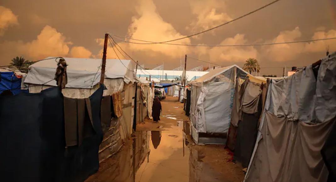 Journal de bord de Nour, notre psychologue à Gaza: « Nous sommes morts de toutes les morts possibles » Les tentes des déplacés après de fortes pluies à Deir al-Balah, dans la bande de Gaza, le 30 décembre. (Madji Fathi/NurPhoto. AFP)