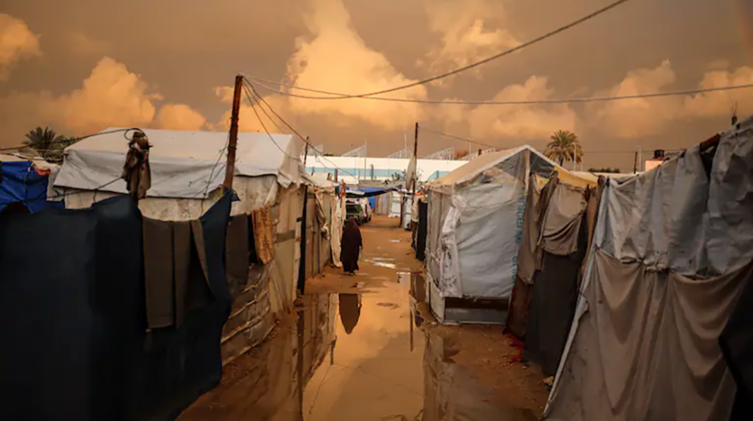 Les tentes des déplacés après de fortes pluies à Deir al-Balah, dans la bande de Gaza, le 30 décembre. (Madji Fathi/NurPhoto. AFP)