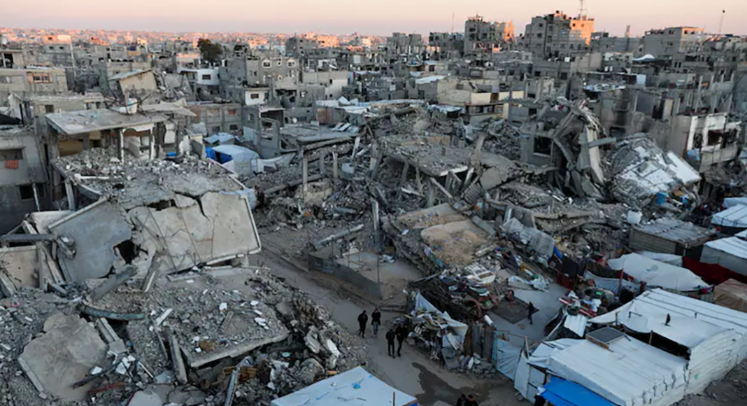 Journal de bord de Nour, notre psychologue à Gaza: « Cette terre, c’est la nôtre, imbibée de notre sang, façonnée par notre souffrance » A l’issue de quinze mois de guerre, la ville de Gaza a été presque entièrement détruite par les bombardements israéliens. (Ramadan Abed/Reuters)