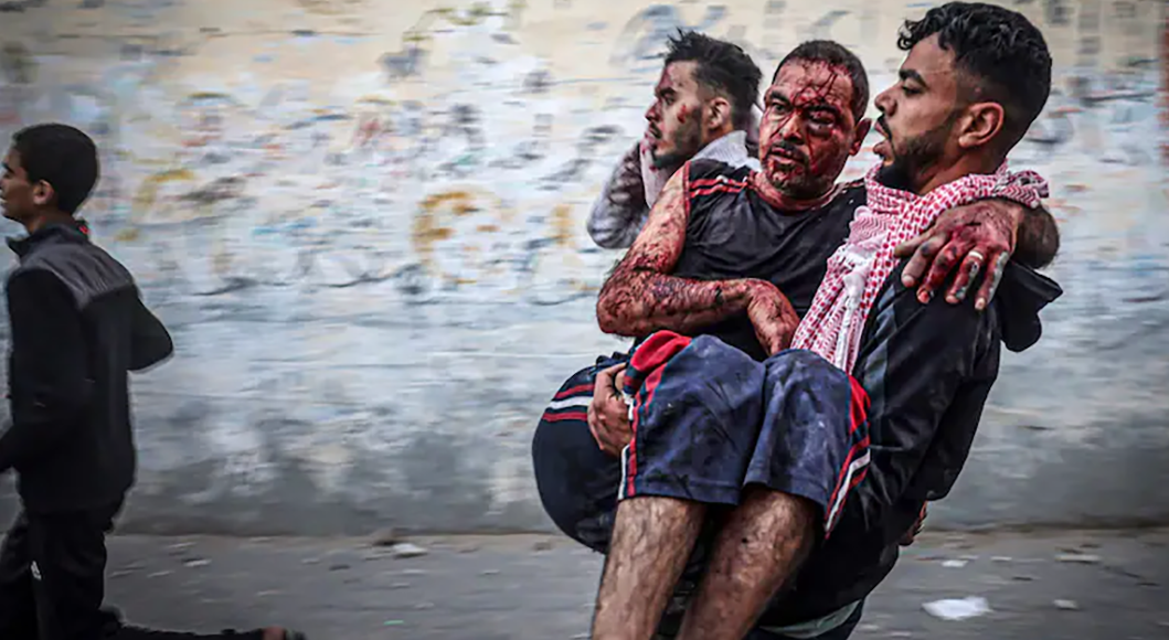 Journal de bord de Nour, notre psychologue à Gaza: « Ce qui me fait avancer, c’est l’espoir de rentrer chez moi » Des Palestiniens s'enfuient après un bombardement israélien sur Rafah, dans le sud de la bande de Gaza, le 23 novembre 2023. (Mohammed Abed /AFP)