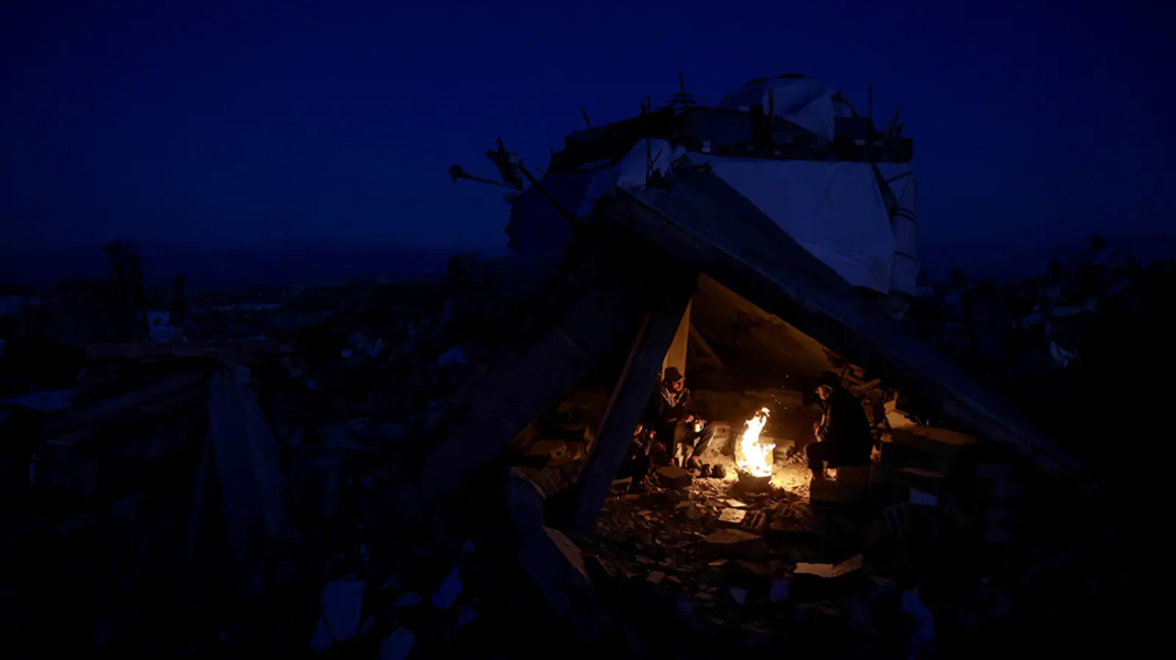 Un camp de déplacés de la ville de Gaza, le 25 novembre 2025. (Omar Al Qattaa /AFP)